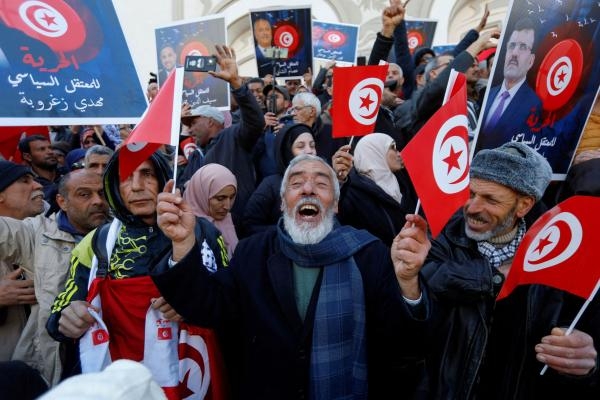 الأحزاب التونسية المعارضة تتظاهر في شارع الحبيب بورقيبة - رويترز