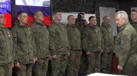 وزير الدفاع الروسي سيرجي شويغو خلال تفتيش لمركز قيادة للقوات الروسية في أوكرانيا- رويترز