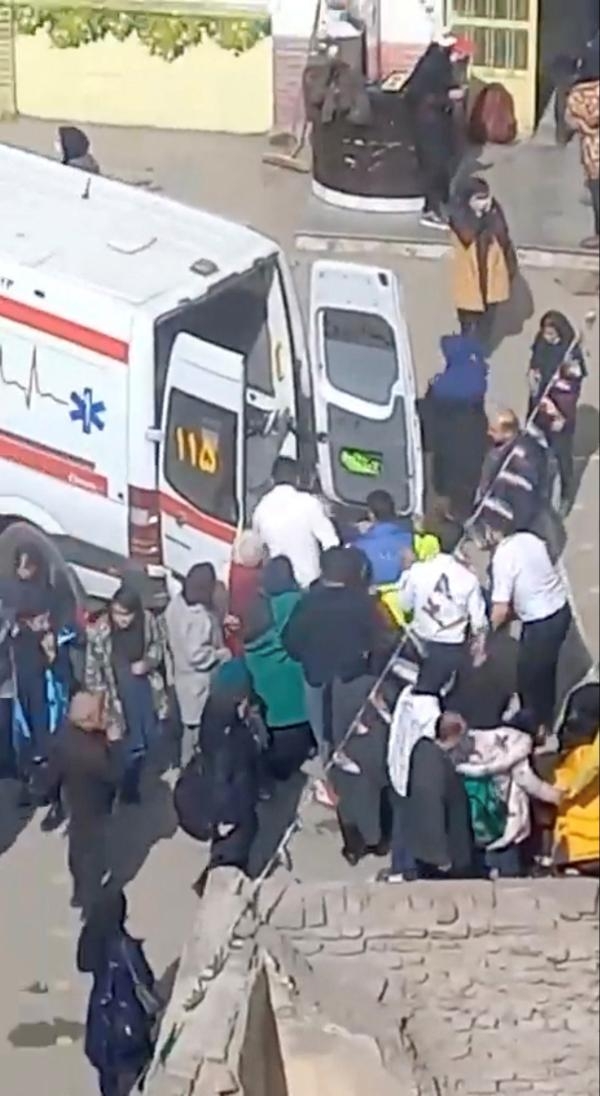 نقل طالبات اُصبن بتسمم إلى سيارة إسعاف خارج مدرسة في أردبيل - رويترز