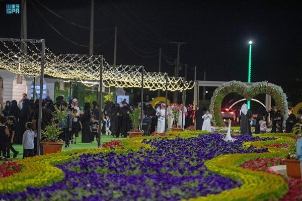 يضم المهرجان سجادة من الزهور والورود الطبيعية بطول أكثر من 160 مترًا صممت ذاتيًا من قبل البلدية - واس