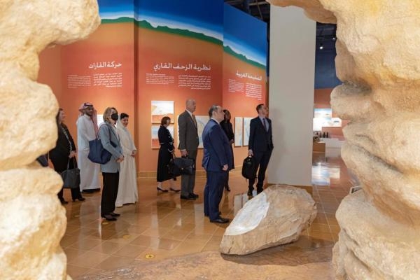 جولة أفراد البعثة في المتحف الوطني في مركز الملك عبد العزيز التاريخي بالمربع - اليوم