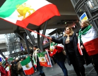 مسيرة في برلين للتضامن مع نساء إيران والاحتجاجات الشعبية- رويترز