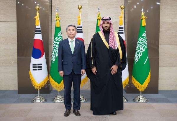 وزير الدفاع الكوري مع صاحب السمو الملكي الأمير خالد بن سلمان بن عبد العزيز- واس 