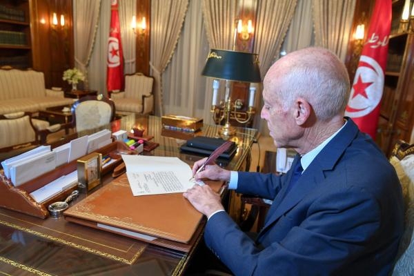 الرئيس التونسي يحذر من مخطط لتعطيل مؤسسات الدولة