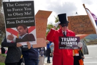 رجل يحمل لافتة تدعم حاكم فلوريدا والمرشح الجمهوري المحتمل للرئاسة لعام 2024 - رويترز
