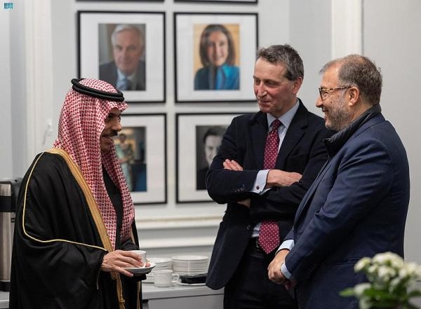 وزير الخارجية يناقش دور المملكة في إحلال السلام بالشرق الأوسط والعالم
