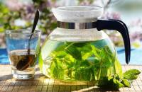الشاي الأخضر والنعناع.. 5 طرق منزلية تقاوم حب الشباب