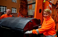 وزيرة الأسرة الألمانية فرانتسيسكا غيفي تساعد عمال النظافة في يوم المرأة العالمي - رويترز