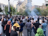 الفتاة الإيرانية تتواجد باحتجاجات العاصمة طهران وبقية المدن - اليوم
