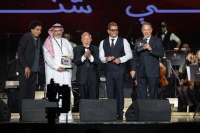 الموسيقار هاني شنودة يتوسط الهضبة والكينج على مسرح أبو بكر سالم في الرياض
