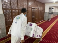 توزيع عبوات سقيا المعتمرين بالمسجد الحرام- اليوم