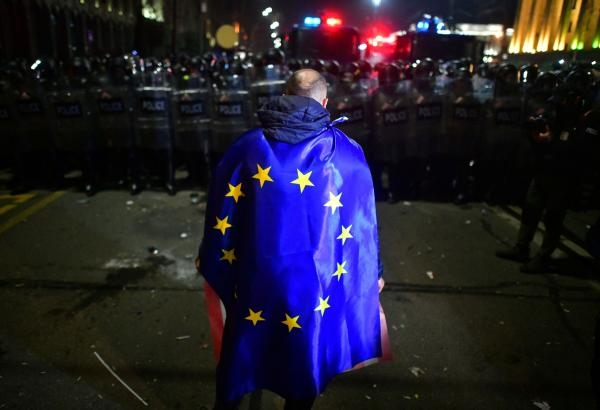 متظاهر جورجي يرتدي علم الاتحاد الأوروبي في العصمة تبليسي - رويترز