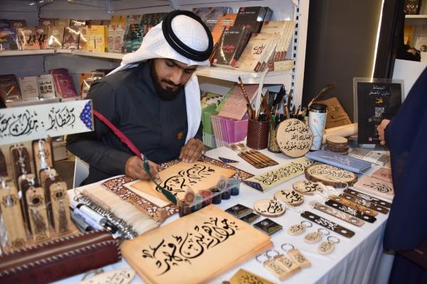 «الخط العربي» يحظى باهتمام زوار معرض الشرقية للكتاب