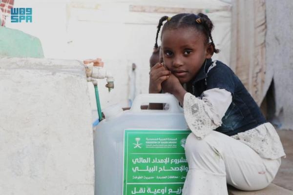 طفلة تملأ المياه من خزانات الإمداد البيئي في الحديدة - واس