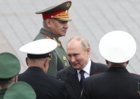 الرئيس الروسي فلاديمير بوتين يصافح قادة في الجيش- رويترز