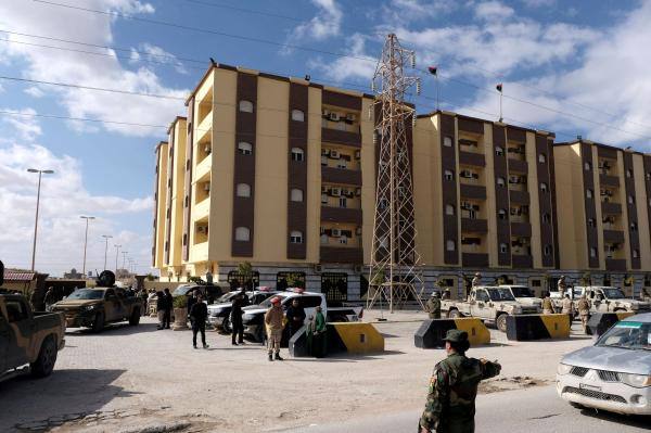 قوات أمن ليبية تحرس مقر مجلس النواب في طبرق - رويترز