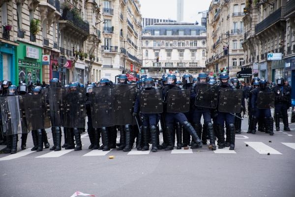 شرطة مكافحة الشغب الفرنسية خلال حراسة بعض المنشآت وقت الاحتجاجات - د ب أ