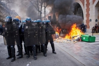 اندلاع احتجاجات حاشدة.. "الشيوخ" الفرنسي يمرر مشروع قانون إصلاح المعاشات