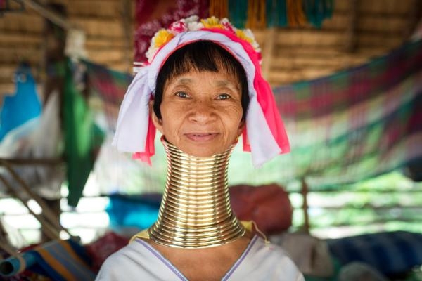 تلجأ نساء شعب كيايان في تايلاندا إلى إطالة رقابهن بإضافة حلقات النحاس - atlas of humanity