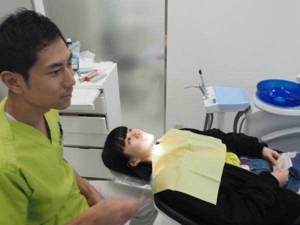 the japanese times - تذهب الفتيات إلى عيادات الأسنان في اليابان فقط للحصول على الأسنان الملتوية المزيفة
