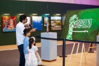 تحولت الشاشات التفاعلية داخل المهرجان إلى لوحة فنية تزينت بالعَلم السعودي - اليوم 