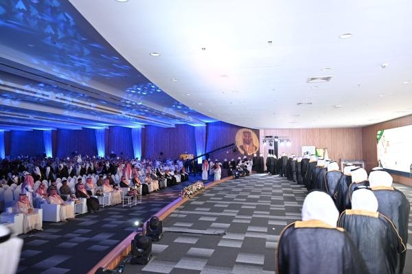تكريم الطلبة الأوائل في حفل تخرج الدفعة الثامنة بجامعة جدة لعام 2023