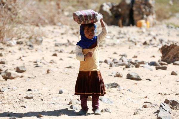 طفلة نازحة مع أسرتها من صنعاء إلى مأرب التي تحتضن ملايين اليمنيين غيرهم - رويترز