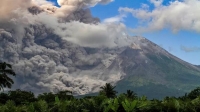 بسبب سحب الغبار الساخن.. إندونيسيا تحذر السكان القريبين من بركان ميرابي