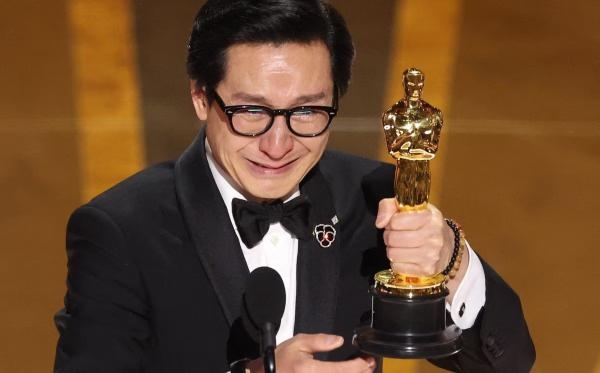 كي هوي كوان يبكي بعد فوزه بجائزة أفضل ممثل مساعد - رويترز