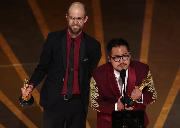 دانيال كوان ودانيال شاينرت يحصدان جائزة الأوسكار لأفضل مخرج - رويترز