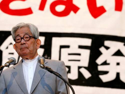 وفاة الياباني كنزابورو أوي الفائز بجائزة نوبل عن 88 عاما