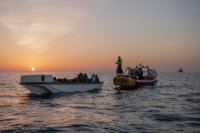 مهاجرون غير شرعيين بالبحر المتوسط ينتظرون فرق الانقاذ - رويترز