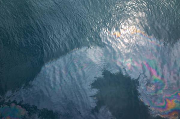 التيارات البحرية المتغيرة أدت إلى تحرك كميات من الزيت المسرب شمالًا، بالقرب من ممر جزيرة فيردي - مشاع إبداعي