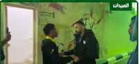 عدسة الميدان ترصد.. لاعب الفيحاء حسين الشويش يعتذر لرومارينهو بعد إصابته (فيديو)