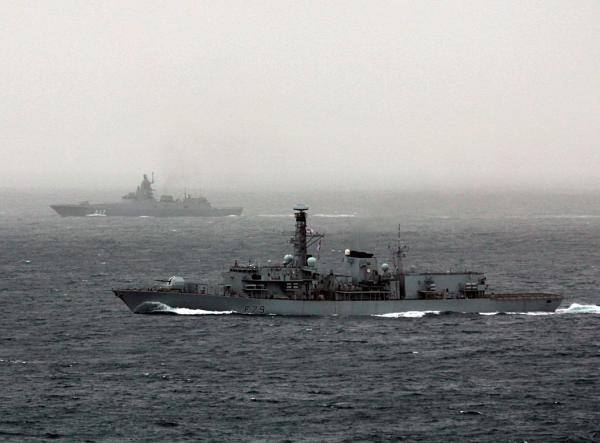 سفينة حربية بريطانية ترافق فرقاطة روسية في مياه قريبة من المملكة المتحدة