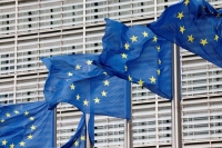 أعلام الاتحاد الأوروبي ترفرف أمام مقر المفوضية في بروكسل- رويترز