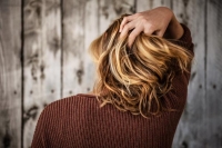 الحفاظ على فروة الرأس نظيفة يمنع معظم مشاكل الشعر مثل القشرة والتساقط - مشاع إبداعي