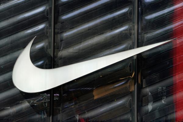  شعار Nike swoosh يظهر خارج متجر في نيويورك- رويترز