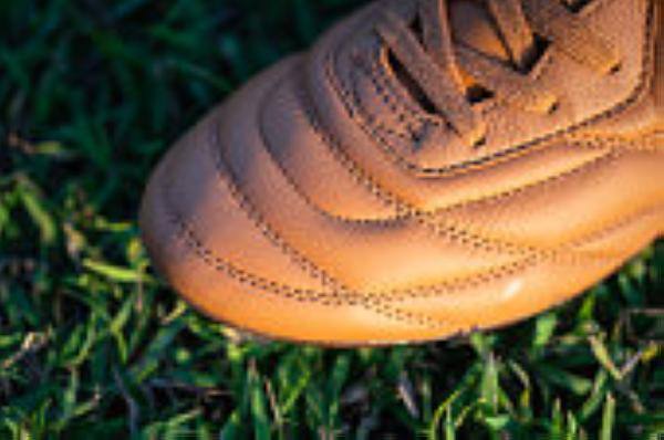 حذاء كرة قدم من جلد الكنغر بلون بني عتيق بنمط خياطة كلاسيكي- مشاع إبداعي