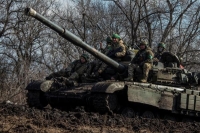 جنود أوكرانيون فوق دبابة خارج مدينة باخموت على خط المواجهة - رويترز