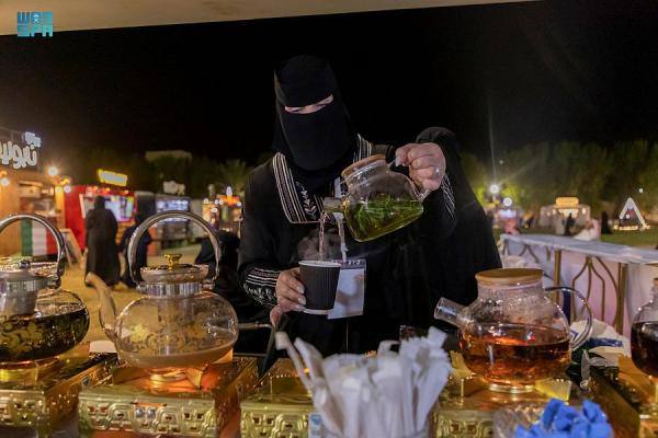 نساء الجوف يحتفين بزوار أجنحة الأكلات الشعبية في مهرجان الزيتون الدولي - واس