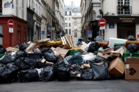 أطنان القمامة تظلم شوارع مدينة النور.. ماذا يحدث في باريس؟ 