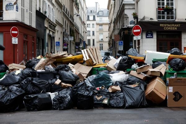 أطنان القمامة تظلم شوارع مدينة النور.. ماذا يحدث في باريس؟ 