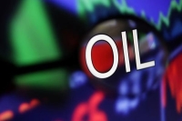 النفط يعوض بعض خسائره بعدما سجل أدنى مستوياته منذ أكثر من عام - رويترز