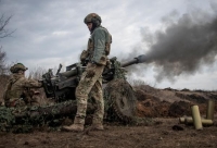 جنديان أوكرانيان يطلقان نيران مدفع على قوات روسية في باخموت - رويترز