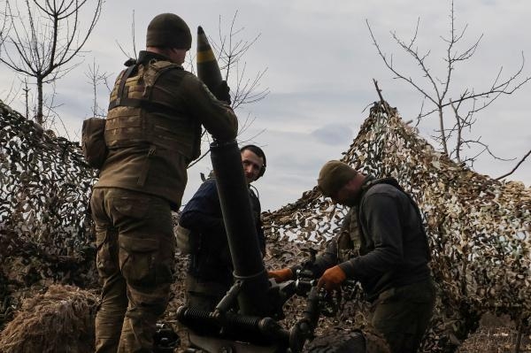 جنود أوكران يقومون بتحميل قذيفة هاون قبل إطلاقها باتجاه الروس - رويترز