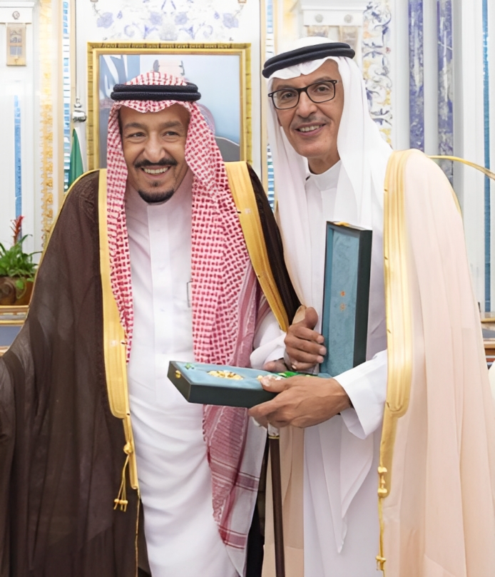 خادم الحرمين الشريفين يُقلد الأمير بدر وشاح الملك عبد العزيز عام 2019- واس