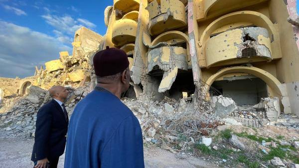 المبعوث الأممي لليبيا يتفقد الدمار في مدينة سرت - اليوم