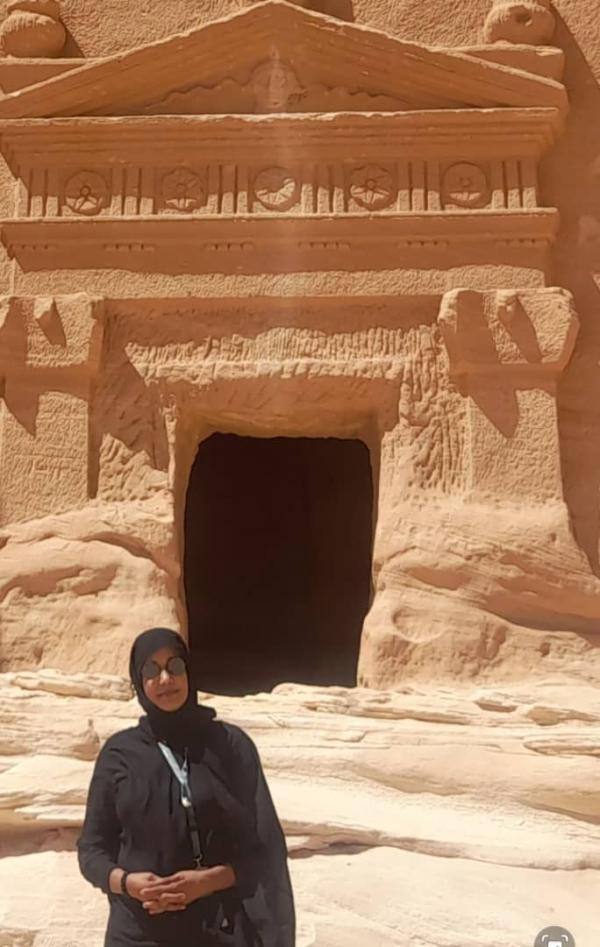 السودانية فاطمة الدود .. عشق الهجن حين يتحول إلى رئاسة رياضتها