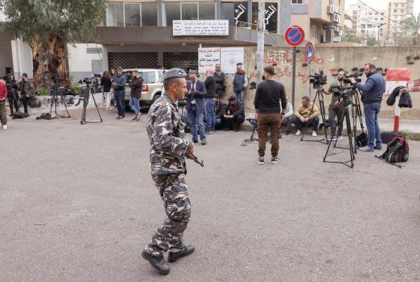 صحفيون خارج قصر العدل أثناء التحقيق مع محافظ مصرف لبنان - رويترز